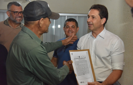 Prefeito Vilela entrega escrituras a moradores do Retiro do Bosque e consolida dignidade para famílias